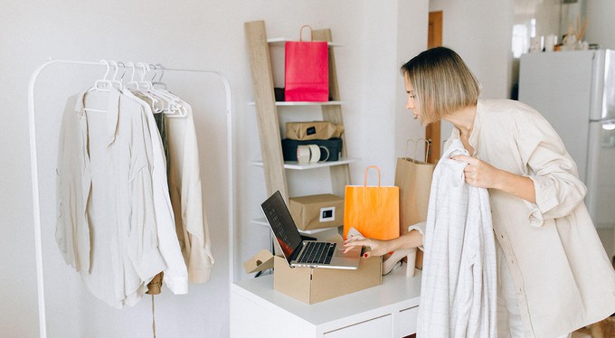 Consumer using one of the best wardrobe apps to digitise their closet