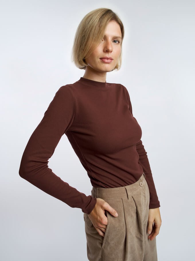 Consumer wearing a top made with recycled fabrics