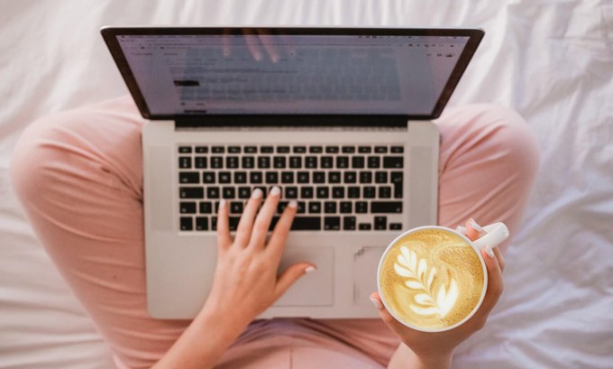 Consumer reading some of the best sustainable fashion resources and newsletters on a laptop