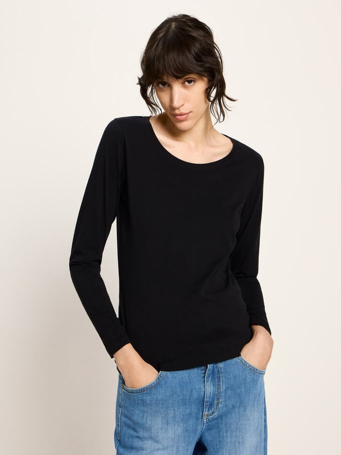 Model wearing ethical basics as an alternative to Primark