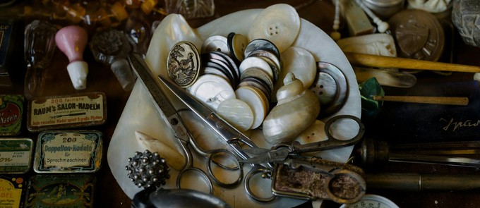 Non vegan buttons made with animal derived materials