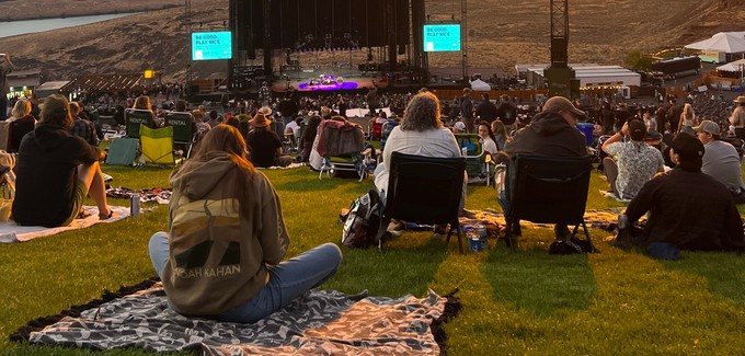 People being sustainable at festivals with eco-friendly gear