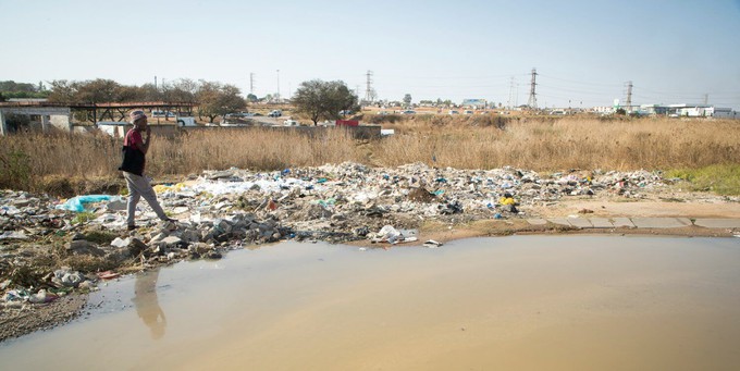 Pollution of a body of water worsened by waste colonialism
