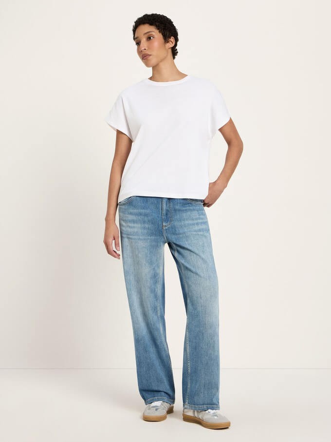 Versatile white t-shirt for an autumn capsule wardrobe
