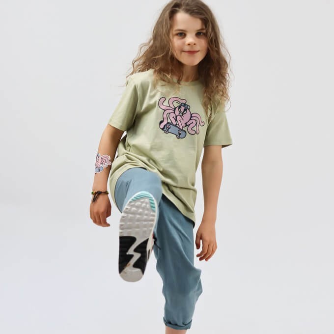 Young girl wearing sustainable kidswear
