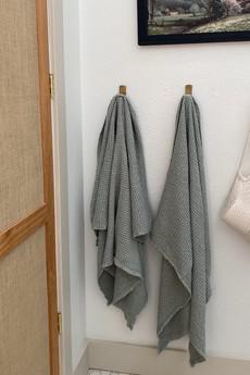 Linen waffle bath towel via AmourLinen
