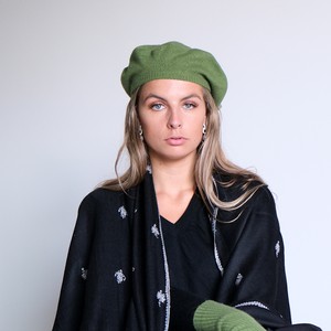 Green pom-pom beret knitted in silk cashmere from Asneh