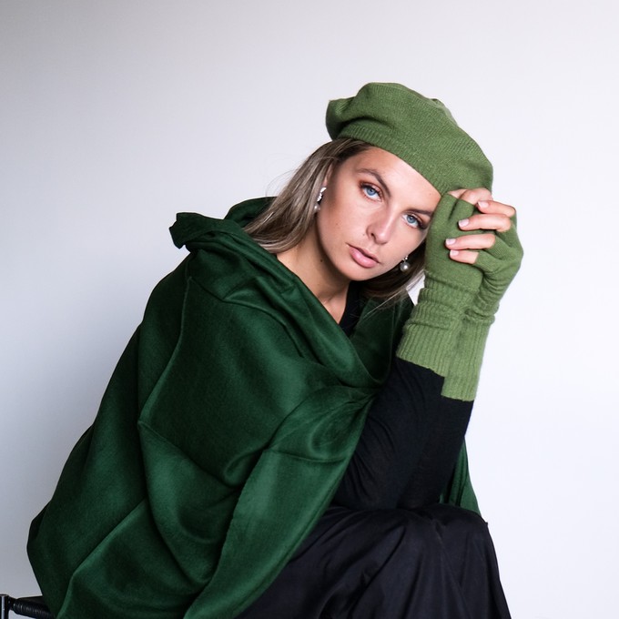 Green pom-pom beret knitted in silk cashmere from Asneh