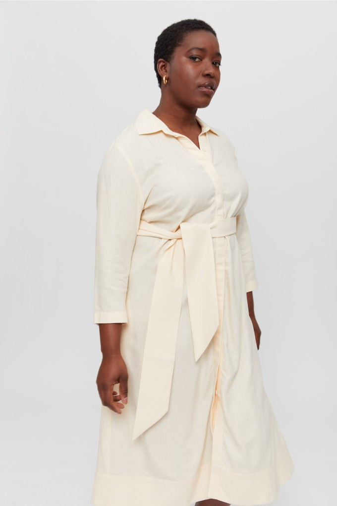 Mariam | Hemdblusenkleid aus Leinen mit breitem Gürtel in Beige from AYANI