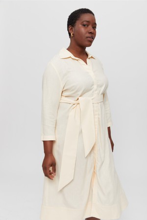 Mariam | Hemdblusenkleid aus Leinen mit breitem Gürtel in Beige from AYANI