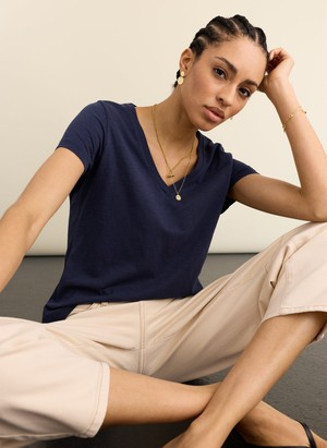 Hanorah Organic V-Neck Tee from Baukjen