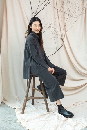 Glenn Organic Cotton Felpe Sweatshirt in Charcoal Stonewash from Beaumont Organic