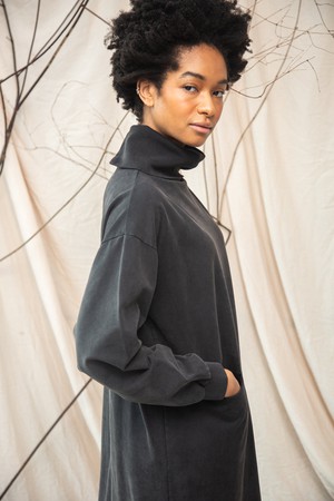 Tricia Organic Cotton Felpe Dress in Charcoal Stonewash from Beaumont Organic