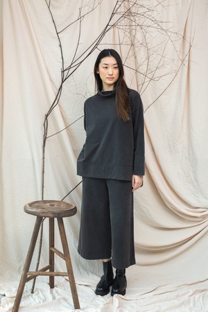 Glenn Organic Cotton Felpe Sweatshirt in Charcoal Stonewash from Beaumont Organic