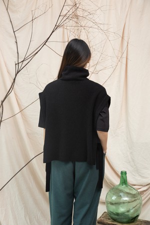 Kanon Recycled Wool Knitted Vest in Black from Beaumont Organic