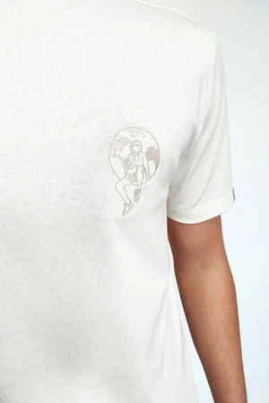 Sustainable T-shirt Hiland | creme from common|era sustainable fashion