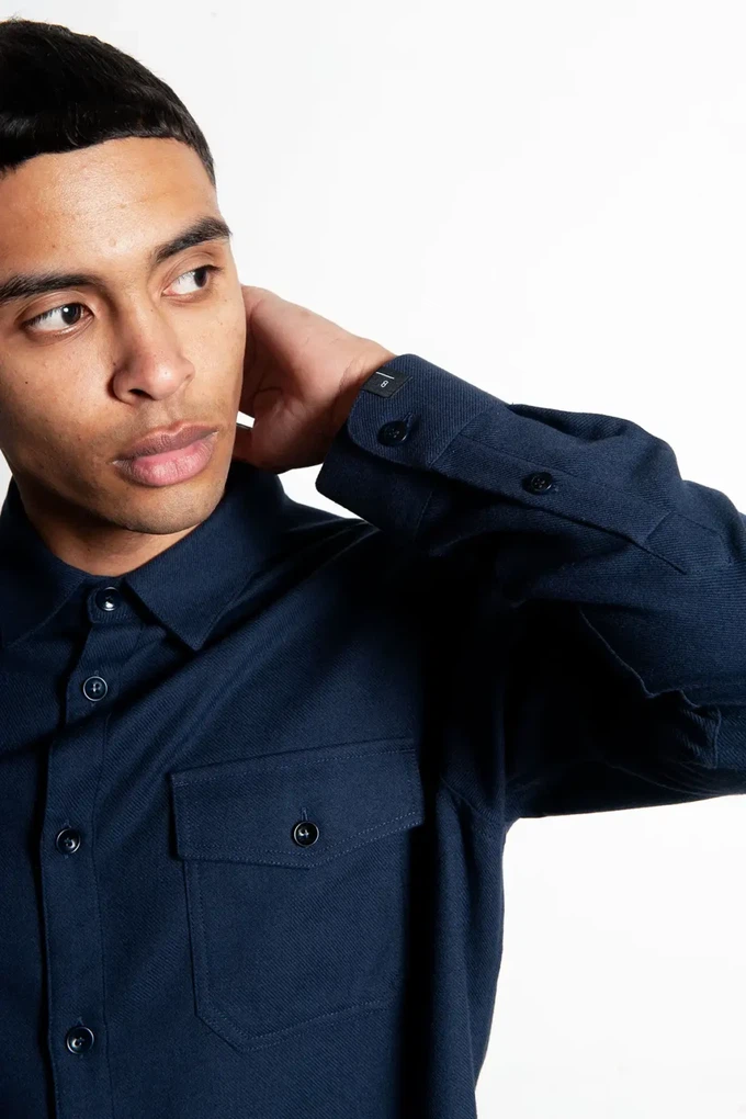 Sustainable shirt Hinas | navy blue from common|era sustainable fashion