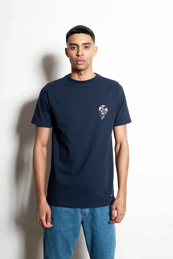 Sustainable T-shirt Hiland | navy blue from common|era sustainable fashion