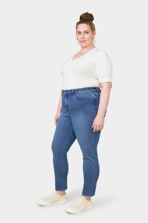 SUN UP Skinny Powerstretch - Curvy - Medium Blue from DAWN Denim SUN UP Skinny Powerstretch - Curvy - Medium Blue from DAWN Denim
