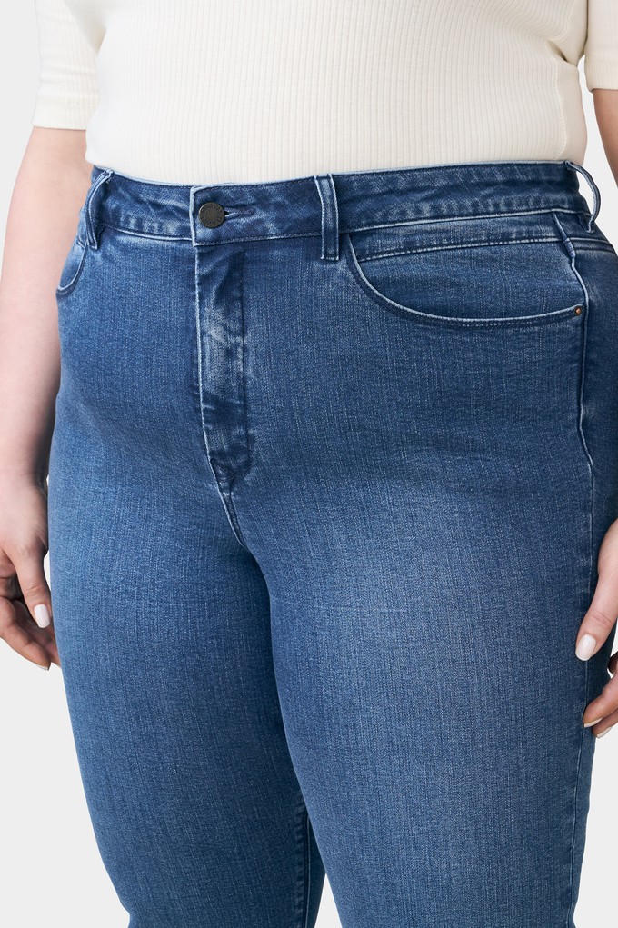 SUN UP Skinny Powerstretch - Curvy - Medium Blue from DAWN Denim SUN UP Skinny Powerstretch - Curvy - Medium Blue from DAWN Denim