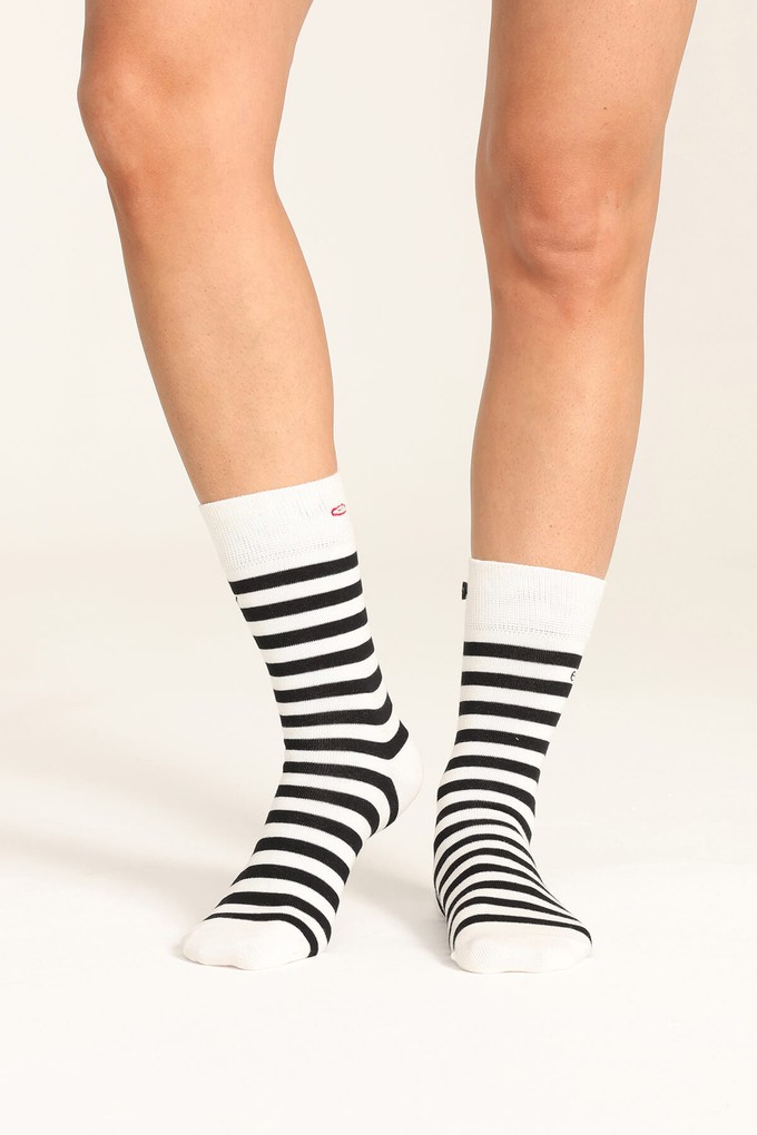 (2 Pairs) Women's Earth Creative Button Socks from Ecoer Fashion