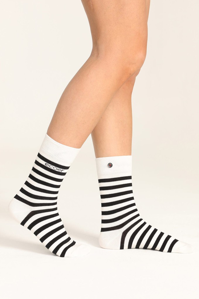 (2 Pairs) Women's Earth Creative Button Socks from Ecoer Fashion