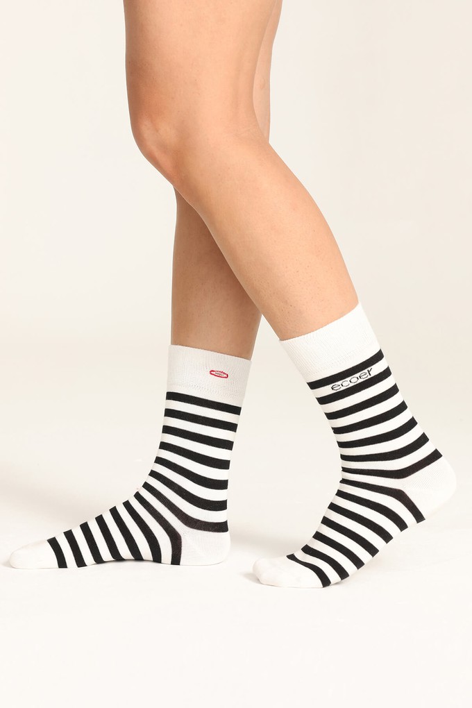 (2 Pairs) Women's Earth Creative Button Socks from Ecoer Fashion