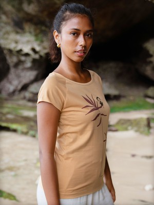 Reading Palm Girl Cap Sleeve clay from FellHerz T-Shirts - bio, fair & vegan