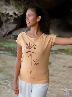 Reading Palm Girl Cap Sleeve clay from FellHerz T-Shirts - bio, fair & vegan