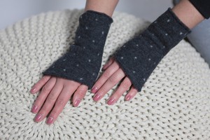 Organic wrist warmers Lumi, merino wool dark grey from Frija Omina