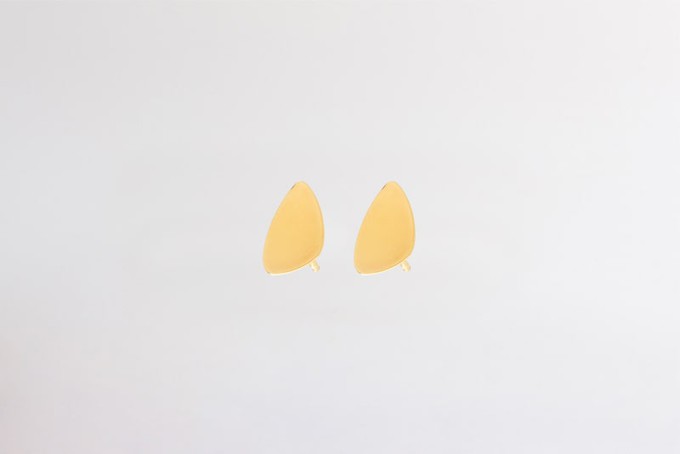 Dainty Pebble stud earrings gold plated | mat finish from Julia Otilia