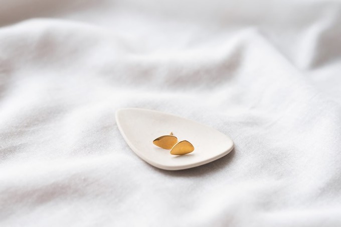 Dainty Pebble stud earrings gold plated | mat finish from Julia Otilia