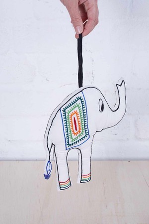 Bio-Baumwoll Kuscheltier Elefant Emil weiß bestickt from Jyoti - Fair Works