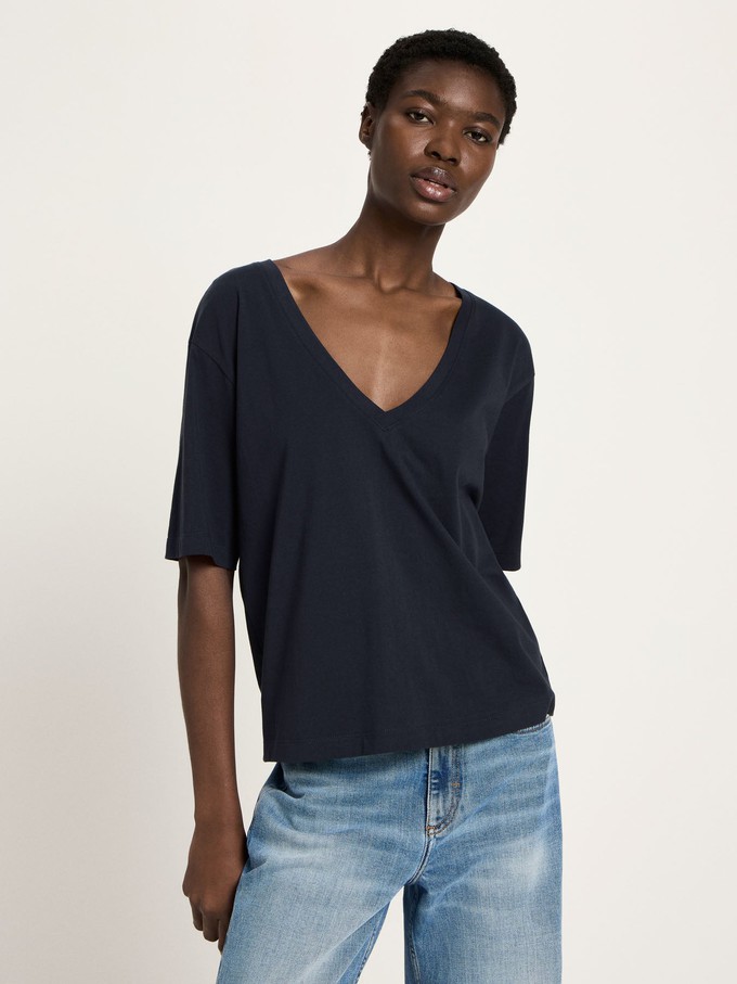 V-neck shirt (GOTS) from LANIUS