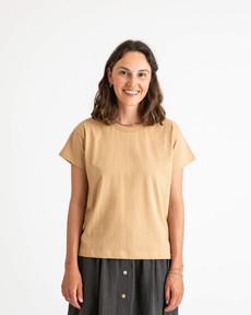 Essential T-Shirt camel via Matona