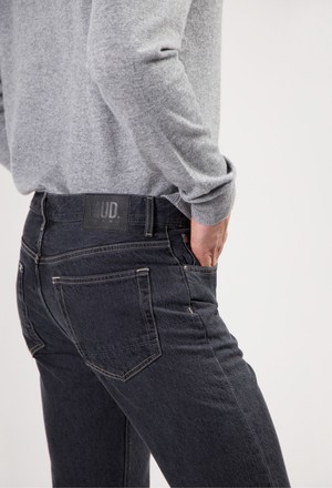 John Mid Straight - Medium Black from Mud Jeans