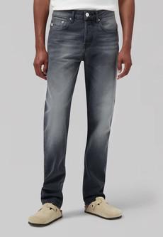 Extra Easy - Worn Black via Mud Jeans