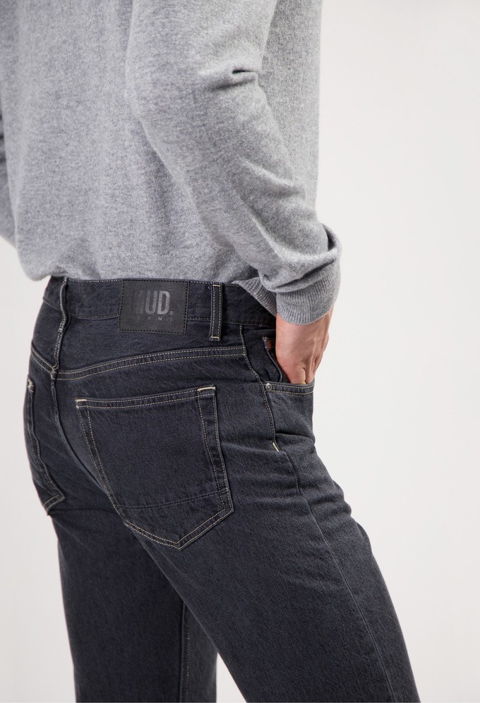 John Mid Straight - Medium Black from Mud Jeans