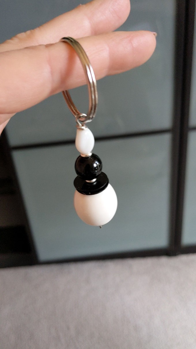 Cute keychain made of African beads "Bijoux Black and White" from PEARLS OF AFRICA