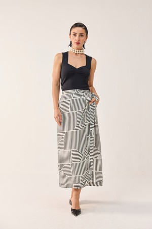 Regular Sweetheart Neck Top in Black from Reistor