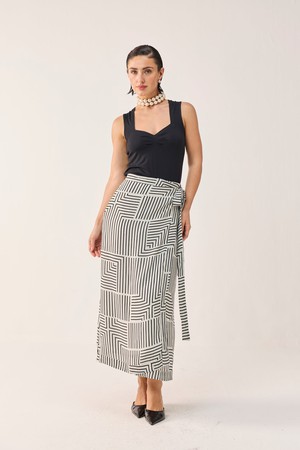 Regular Sweetheart Neck Top in Black from Reistor