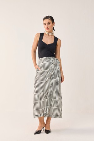 Regular Sweetheart Neck Top in Black from Reistor