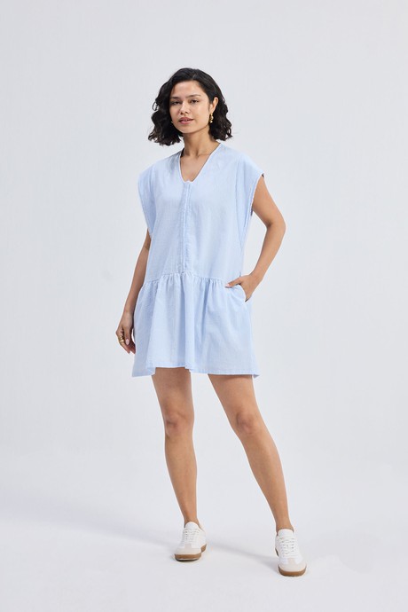 Oversized korte jurk met V-hals en gerafelde mouwen €40,00