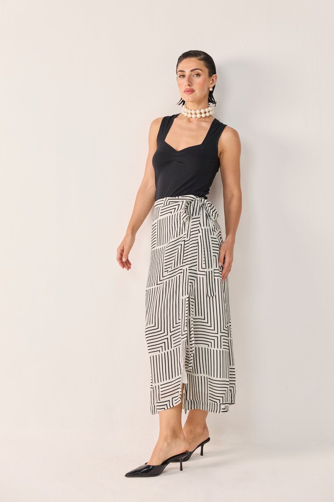 Regular Sweetheart Neck Top in Black from Reistor