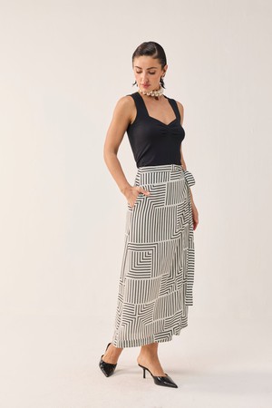 Regular Sweetheart Neck Top in Black from Reistor