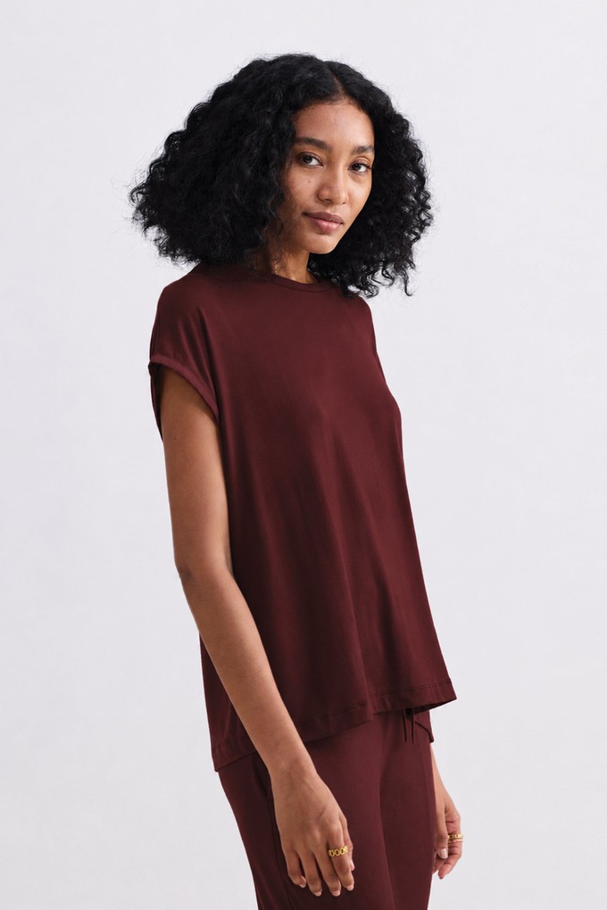 Relaxed Tee in Merlot from Reistor