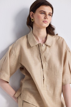 Oversized Flowy Shirt in Neutral Beige from Reistor