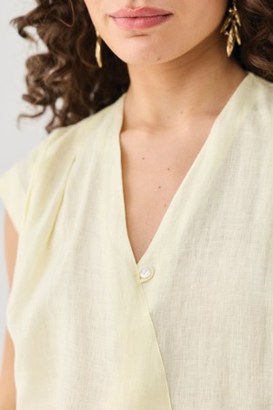 V-neck Overlap Top in Butter Lemon from Reistor