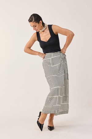 Regular Sweetheart Neck Top in Black from Reistor