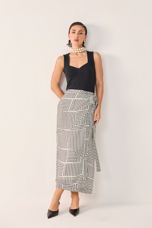 Regular Sweetheart Neck Top in Black from Reistor